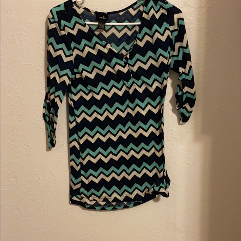 3/4 sleeved chevron striped top